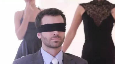 Cutie eats creampie pussy